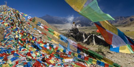 Foto de Palacio Yungbulakang (o Yumbu Lakhang) y banderas de oración budistas en el Valle de Yarlung en el Tíbet, China. - Imagen libre de derechos