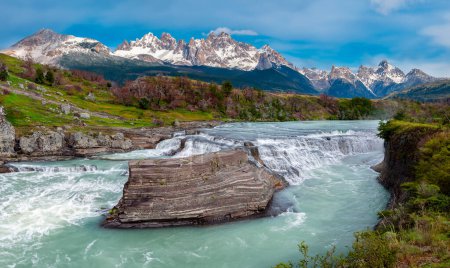 Téléchargez les photos : Cascade et rapides dans le parc national de Torres del Paine en Patagonie, sud du Chili, Amérique du Sud. - en image libre de droit