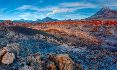 Téléchargez les photos : Volcan du Mont Licancabur et dépôts minéraux colorés. Vue de Valle de la Luna dans la région du désert d'Atacama au nord du Chili, Amérique du Sud. - en image libre de droit