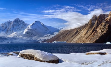 Foto de Las montañas en Franz Joseph fiordo en la costa este de Groenlandia. - Imagen libre de derechos