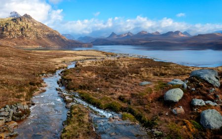 Téléchargez les photos : Vue côtière d'un loch marin sur l'île de Skye - Écosse - en image libre de droit