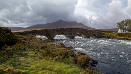 die alte Brücke bei Sligachan auf der Insel Skye in den Cuillin-Hügeln in den inneren Hebriden Nordwestschottlands.