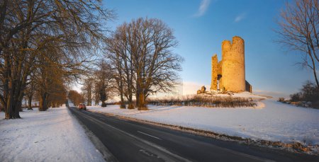 Téléchargez les photos : Fin d'après-midi ensoleillé et neige d'hiver dans le Yorkshire du Nord au Royaume-Uni - AI Generated. - en image libre de droit