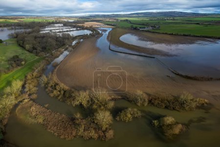 Luftaufnahme des Flusses Derwent und überfluteten Ackerlandes in der Nähe der Stadt Malton in North Yorkshire, Großbritannien.