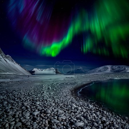 Polarlichter über den Bergen an der Küste Islands. Polarlichter (Nord- und Südlichter) sind natürliche Lichtspiele am Himmel, insbesondere in den Polarregionen. Sie treten in der Ionosphäre auf. 