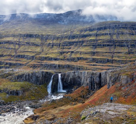 Foto de Cascada en un paisaje montañoso accidentado en el este de Islandia - Imagen libre de derechos