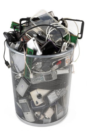 Téléchargez les photos : Téléphones cellulaires anciens et déchets électroniques - Technologie obsolète pour le recyclage - en image libre de droit