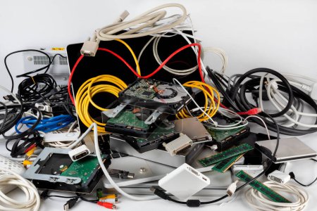Foto de Residuos electrónicos - Tecnología informática obsoleta para el reciclaje - Imagen libre de derechos