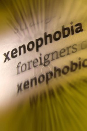 Zenofobia - un odio profundamente arraigado hacia los extranjeros, un miedo irrazonable u odio a lo desconocido, especialmente a las personas de otras razas o credos.