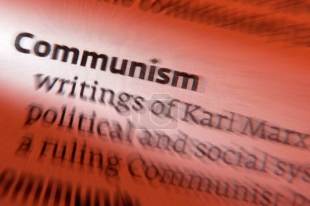 Kommunismus - eine links- bis linksextreme soziopolitische, philosophische und ökonomische Ideologie, deren Ziel die Schaffung einer kommunistischen Gesellschaft ist, einer sozioökonomischen Ordnung, die auf dem gemeinsamen Besitz der Produktions-, Vertriebs- und Tauschmittel basiert 
