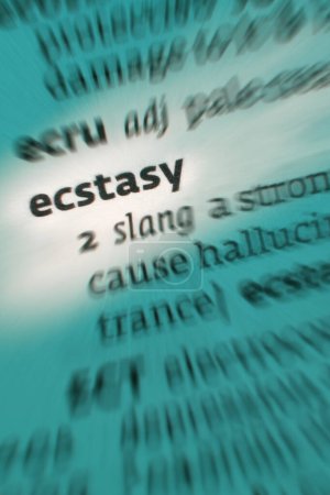 Téléchargez les photos : Ecstasy - 1. un état de transe ou de transe dans lequel une personne transcende la conscience normale. 2. terme familier pour MDMA sous forme de comprimés, un médicament hallucinogène. - en image libre de droit