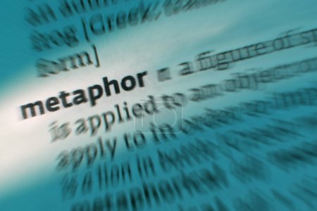 Metáfora - una figura del habla que, por efecto retórico, se refiere directamente a una cosa mencionando otra.