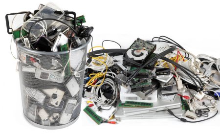 Téléchargez les photos : Technologie obsolète pour le recyclage - déchets électroniques - en image libre de droit