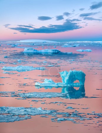 Téléchargez les photos : Le soleil de minuit et les icebergs dans la mer de Weddell près de la péninsule Antarctique en Antarctique. - en image libre de droit