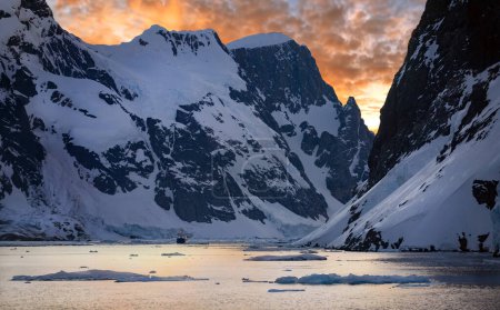 Touristischer Eisbrecher passiert den Lamaire-Kanal auf der antarktischen Halbinsel in der Antarktis.