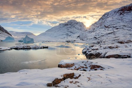 Dépêchez-vous Inlet au crépuscule Roi Christian X Terre sur la côte est du Groenland.