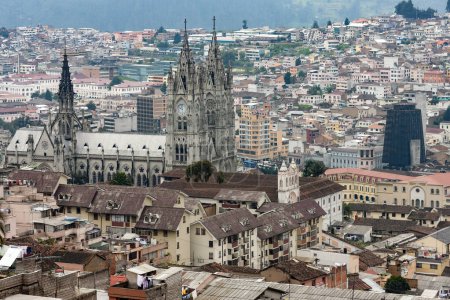 Téléchargez les photos : La basilique du vœu national ou Baslica del Voto Nacional, et la ville de Quito en Équateur. - en image libre de droit