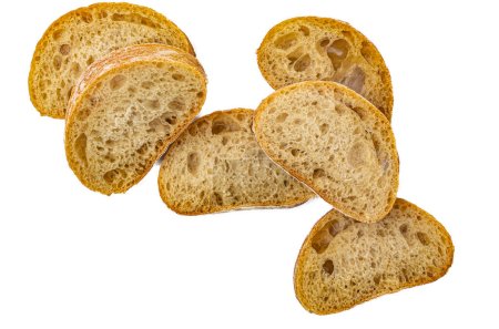 Frisches Brot isoliert auf weißem Hintergrund in Scheiben geschnitten. Selektiver Fokus. Hochwertiges Foto