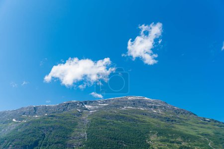Olden - Norwegen - 28. Juni - 2023 - Gebirge