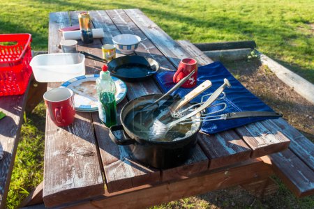 lavar los platos al aire libre en camping