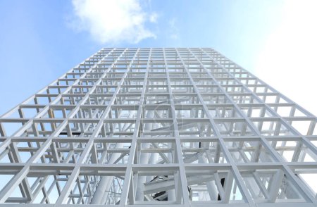 Foto de Construcción de viga de acero blanco con fondo de cielo azul - Imagen libre de derechos