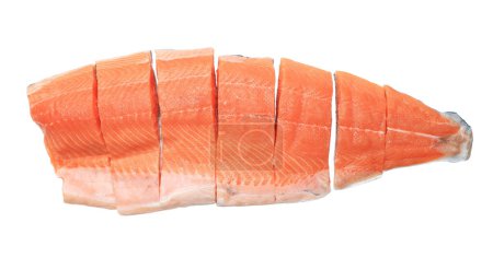 Téléchargez les photos : Filet de saumon cru isolé sur fond blanc - en image libre de droit