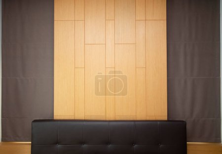 Téléchargez les photos : Tête de lit en cuir marron décorée avec mur en bois et rideau marron. - en image libre de droit