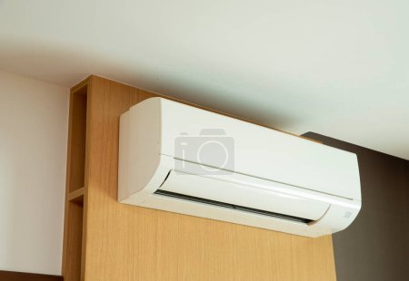 Foto de Acondicionador de aire dividido instalado en pared de madera. - Imagen libre de derechos