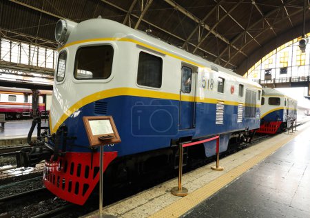 Foto de Bangkok, Tailandia - 24 de julio de 2023: Davenport Diesel Locomotive en la estación de tren de Hualamphong en Bangkok, Tailandia. - Imagen libre de derechos
