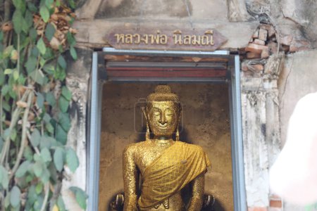 Buddha-Statue in alter Kirche am Wat Bang Kung, Amphawa in Samut Songkhram Provinz Thailand.