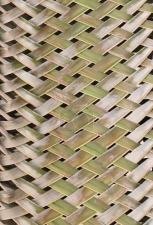 Gewebtes Muster aus einem Kokosblatt. Hintergrund der abstrakten Natur.