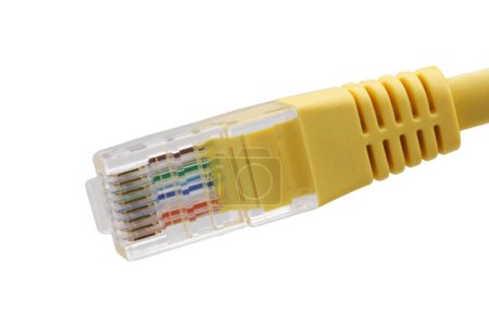 Gelbe Netzwerkkabel mit RJ45-Stecker isoliert auf weißem Hintergrund