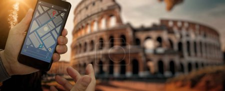 Foto de Viajeros con smartphone navegador mapa encontrar Colisuem en Italia Roma. - Imagen libre de derechos