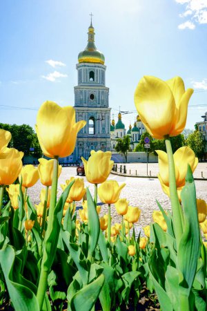 Téléchargez les photos : View at Sofievskaya square in blossoming spring, Kyiv, Ukraine - en image libre de droit