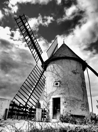 Téléchargez les photos : Photo en noir et blanc d'un ancien moulin à vent français utilisé pour la production de farine - en image libre de droit