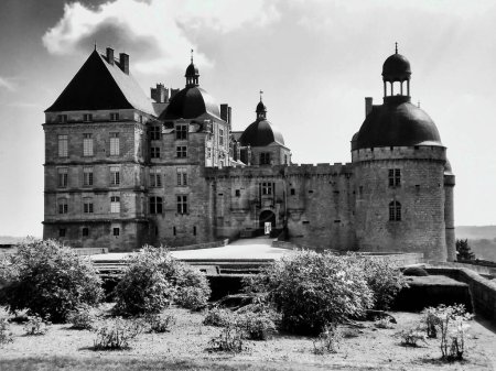 Foto de Foto en blanco y negro del castillo de Hautefort en Dordoña, Francia - Imagen libre de derechos