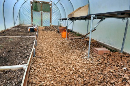 Téléchargez les photos : Polytunnel en cours de nettoyage et prêt pour la plantation de printemps - en image libre de droit
