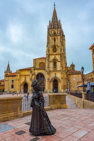 Téléchargez les photos : Statue de La Regenta devant la cathédrale métropolitaine de San Salvador d'Oviedo en Espagne. - en image libre de droit