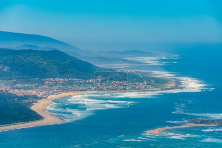 Téléchargez les photos : Vue aérienne de la ville portugaise Moledo. - en image libre de droit