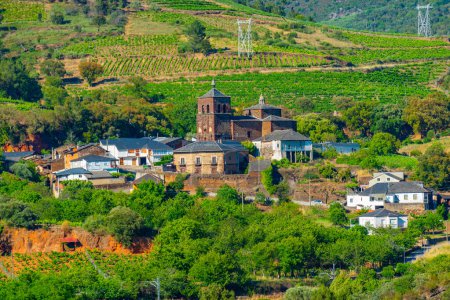 Vista aérea del pueblo de Montefurado en España.