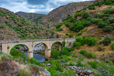 Téléchargez les photos : Vallée stérile entourant le confluent des rivières Huebra et Camaces en Espagne. - en image libre de droit