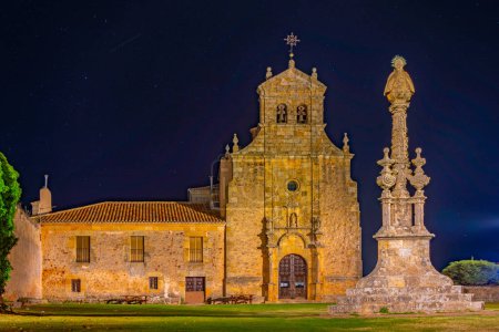 Vue de nuit du Sanctuaire de Notre-Dame de Myron à Soria, Espagne.