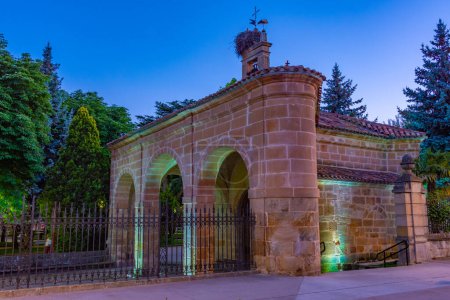 Foto de Vista nocturna de una ermita de Nuestra Señora de la Soledad en la ciudad española Soria. - Imagen libre de derechos
