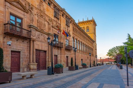 Téléchargez les photos : Palais de los Condes de Gomara dans la ville espagnole Soria - en image libre de droit