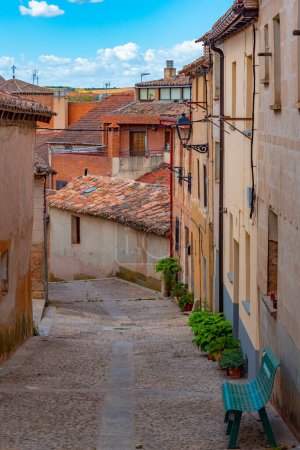 Téléchargez les photos : Rue médiévale dans la vieille ville de Lerma, Espagne. - en image libre de droit