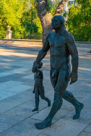 Foto de Estatua de la evolución humana en la ciudad española Burgos. - Imagen libre de derechos