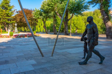 Foto de Estatua de la evolución humana en la ciudad española Burgos. - Imagen libre de derechos