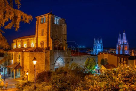 Foto de Vista nocturna de una iglesia parroquial de San Esteban en Burgos, España. - Imagen libre de derechos