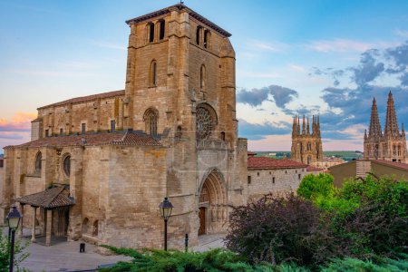 Foto de Vista atardecer de una iglesia parroquial de San Esteban en Burgos, España. - Imagen libre de derechos
