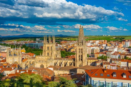 Foto de Vista al atardecer del paisaje urbano de Burgos, España. - Imagen libre de derechos